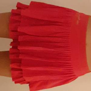 Säljer denna jätte vackra volang kjolen 💕 Använd 2 gånger och har inga fläck eller smuts.  Den jar starkt rött färg. Midjan går att stretcha så den passar mellan 63cm~70cm.  Säljer den för att den inte kommer till användning och behov av pengar.