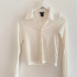 Skjorta/topp 🌩 - Topp med små knappar från lindex, aldrig använd, nyskick perfekt basic plagg 🤍