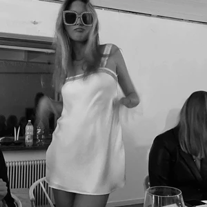 Zara klänning - Superpopulär klänning från zara!! Satin med glitterdetalj