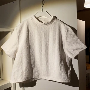 Vit topp  -  Texturerad vit topp, crewneck,  