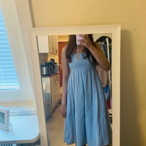 Sommar klänning  - sommarklänning.  storlek 34/36.  justerbara remmar.  du kan bära klänningen på många sätt.  gott skick.  ny klänning.