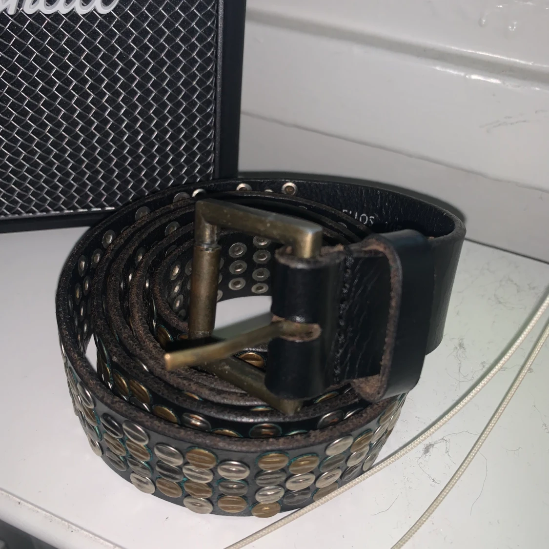 Bälte med metallbitar 