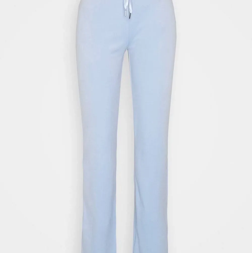 Mjukisbyxor från ginatricot i babyblå färg. Jättebra skick, bara använda 1 gång.. Jeans & Byxor.