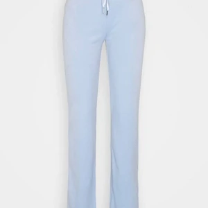 Blå mjukisbyxor - Ginatricot - Mjukisbyxor från ginatricot i babyblå färg. Jättebra skick, bara använda 1 gång.