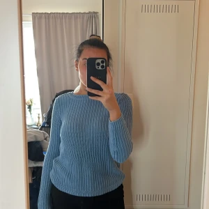 Stickad tröja med öppen rygg - Köpt på Gina, använd några gånger. 