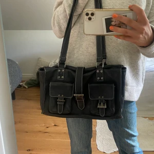 Svart väska - Snygg rymlig väska i fint skick!!