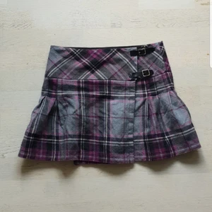 Kjol ull - Så fin kjol i ull från john morrison, nyskick! Passar ca xs/s 💖55 kr💖 Frakt 52 kr! 3 för 2 på min sida 