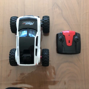 Radiostyrdbil - Bilen kan köra snabbt och med den följer en kontroll som man styr leksaken med. Kontrollens lock för batteriet är dock lite löst, men det påverkar inte skicket. 