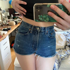 Shorts - Sååå fina jeansshorts jag köpt på beyond retro och aldrig hunnit använda då de blev lite små. Uppskattar storleken till 36 💓 