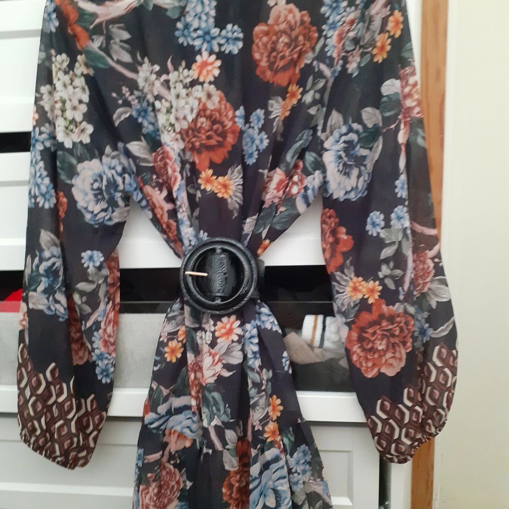 Floral dress with small lace keyhole in the back Size L Never worn (Belt not included, just to show what it'd look like with one) Italian brand bought while i was in italy (handmade in italy at a boutique). Klänningar.