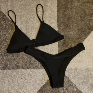 Bikini set - Ett svart bikini set från shein. Står att det är S men jag vill säga att det är en XXS eller kanske XS, omkretsen på överdelen är 70cm. Den är helt oanvänd, plasten på underdelen sitter kvar❤️❤️