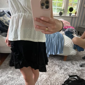 Svart kjol  - Nu säljer jag min kjol som tyvärr är lite för stor på mig som är en S. Den är i superbra skick då den knappt är andvänd🥰💖 Frakten ingår ej i priset!