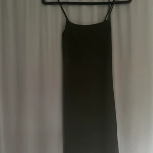 Svart klänning - Snygg tight klänning från Gina tricot! Änvänt få gånger, bra skick!❤️🖤