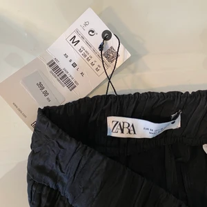 Långkjol - Långkjol från Zara i nyskick med prislapp kvar. Storlek M men tyvärr för liten för mig, skulle säga att den mer är som en S. Frakt tillkommer📦