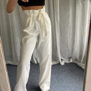 Vita kostymbyxor - Säljer dessa fina Vita kostymbyxor från bakbok i strlk xs. Säljer för 150kr🥂 Säljaren str för frakten, buda🌸💕