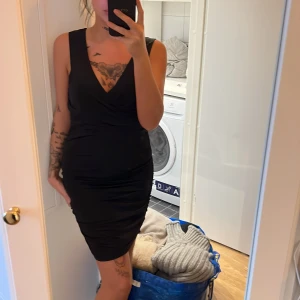 Omlotklänning - Köpt från H&M använd fåtal gånger.