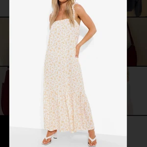 Sommarklänning - Vit sommarklänning med blommor på, aldrig använd. Storlek 36