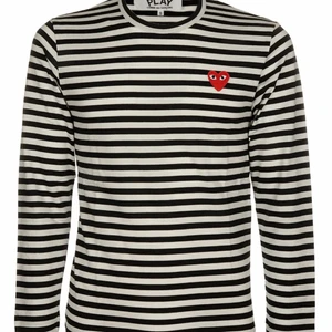 Play Comme des garcons tröja - PLAY COMME des GARCONS vit/svartrandig tröja med ett hjärtat på bröstet. Köpt på Sellpy. Säljer för att den inte är min stil. Använt skick men fin. Skriv för fler bilder. 