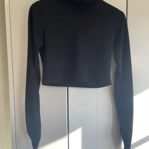 Midikjol & topp set - Superfint set med topp och midikjol från Nelly, använt ett par gånger så i fint skick! Sitter smickrande på kroppen☺️ Storlek M, skulle säga att det är normalt i storleken! 