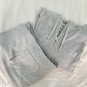 Äkta Juicy set i färgen grå. (KOFTAN SÅLD) Byxan i storlek xs i modellen knitted jogger Använd mindre än 5 gånger. Köpt för 2200kr på Jackie kvitto finns 