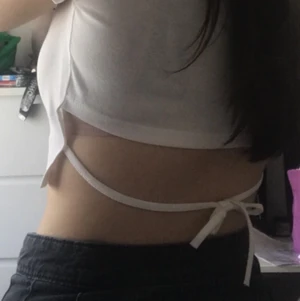 Vit topp - Jätte fin vitt topp jag verkligen älskade under en period men nu säljer jag den pga det inte längre är min stil. I väldigt bra skick dock för jag använde den väldigt sparsamt.