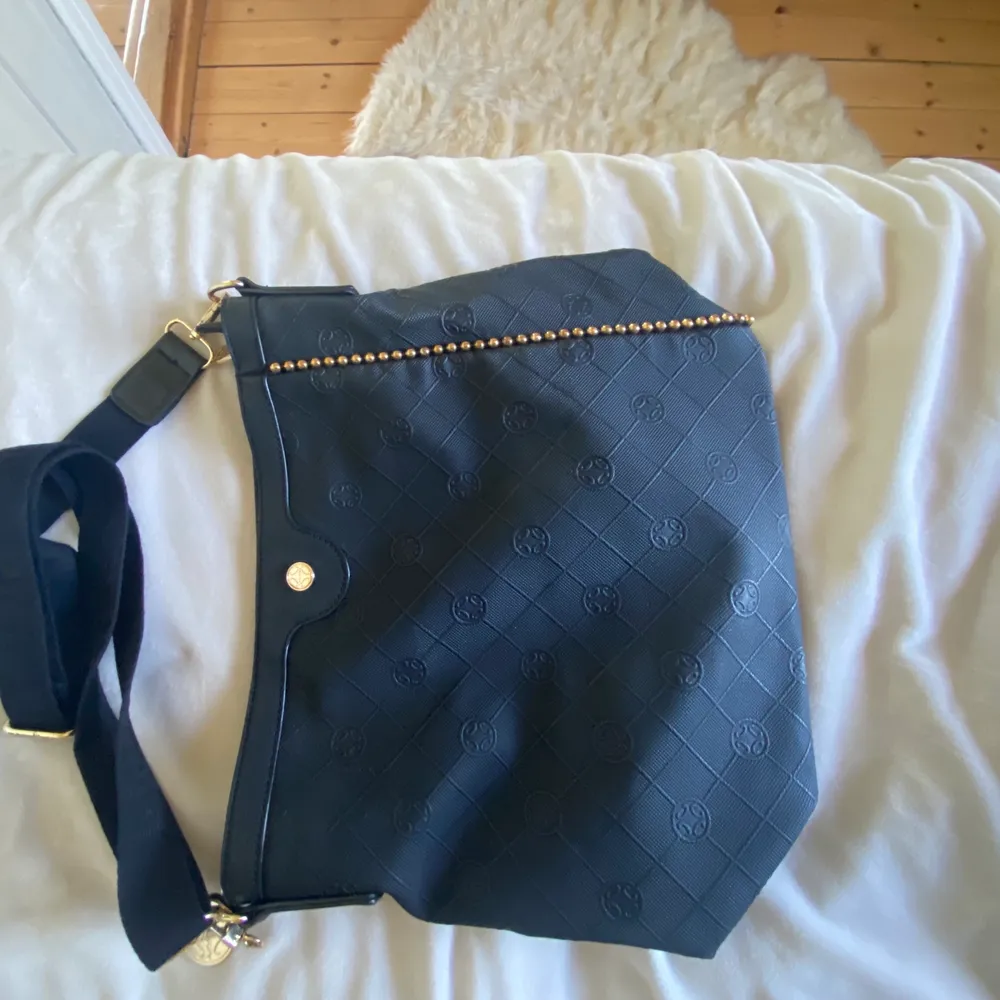Säljer denna snygga och rymliga väska från märket Unrika. Använd endast en gång. Lätt att bära o rymlig väska där allt får plats. Köp direkt för 150kr. Väskor.