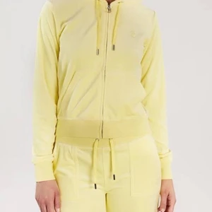 Juicy couture sett -  säljer mitt gula sett för att ja inte använder de längre. Säljer det för 700 för att jag har använt den ganska mycket innan.