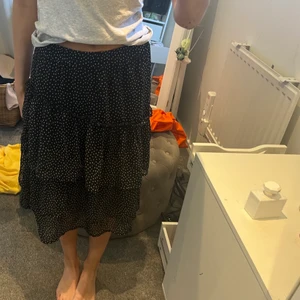 Kjol - Superfin ”lång” kjol perfekt till sommarkvällar  Använd ett par gånger men inga defekter alls! Storlek 38