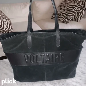 Zadig väska! - Säljer nu min jätte fina mocka Zadig väska som såklart är äkta och väldigt sparsamt använd, inte använd mer än max 5 gånger. Köpt förra året. Nypris 3 995. Mitt pris 700❤️❤️ Perfekt som handbagage och är inte alls klumpig eller så stor❤️ 3