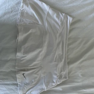Golfkjol nike - Superfin vit golfkjol i storlek L. Säljes då den är för stor för mig. 