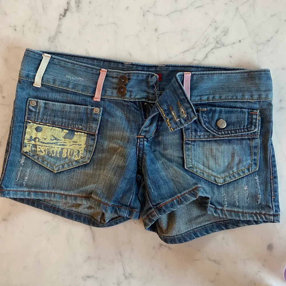 Lowwaist jeansskjorts med detaljer. Mycket 90-00 tal vibe. Fina och bekväma 🫶🏽 märke: edc by espirit. Shorts.