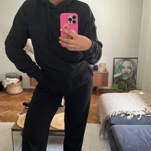 Svart hoodie  - En svart hoodie från NA-KD i strl S! Sparsamt använd & i fint skick! 💞💞