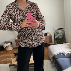 En leopard skjorta från H&M i strl 38! Knappt använd, mest hängt i garderoben! Super fint skick 🤎🤎