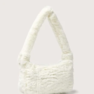 Väska - Lurvig gullig väska som är helt oanvänd. Från shein och köpt för 50kr, säljer för 25kr.