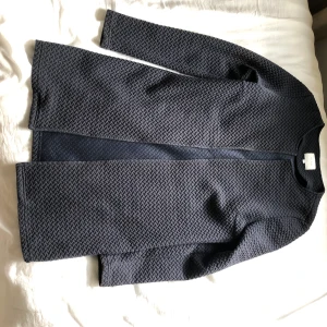 Kappa  - Mörkblå kappa, använd ett fåtal gånger, som ny