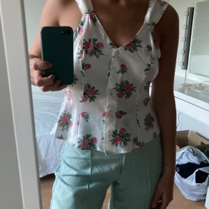 Satintopp - En jättesöt topp i satinmaterial. Aldrig använd utav mig så i väldigt bra skick  💖