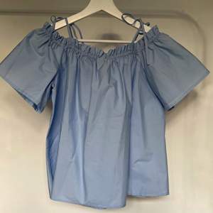 Hej hörni, säljer denna fina blåa blusen från H&M. Kan bäras som offshoulder - remmarna kan gömmas. Inga defekter. Passar strl. s & m. Använd 1 gång. Toppen skick. Skriv vid intresse & kan skicka fler bilder! 💓💓💓 DIREKT KÖP 120kr 💓💓💓
