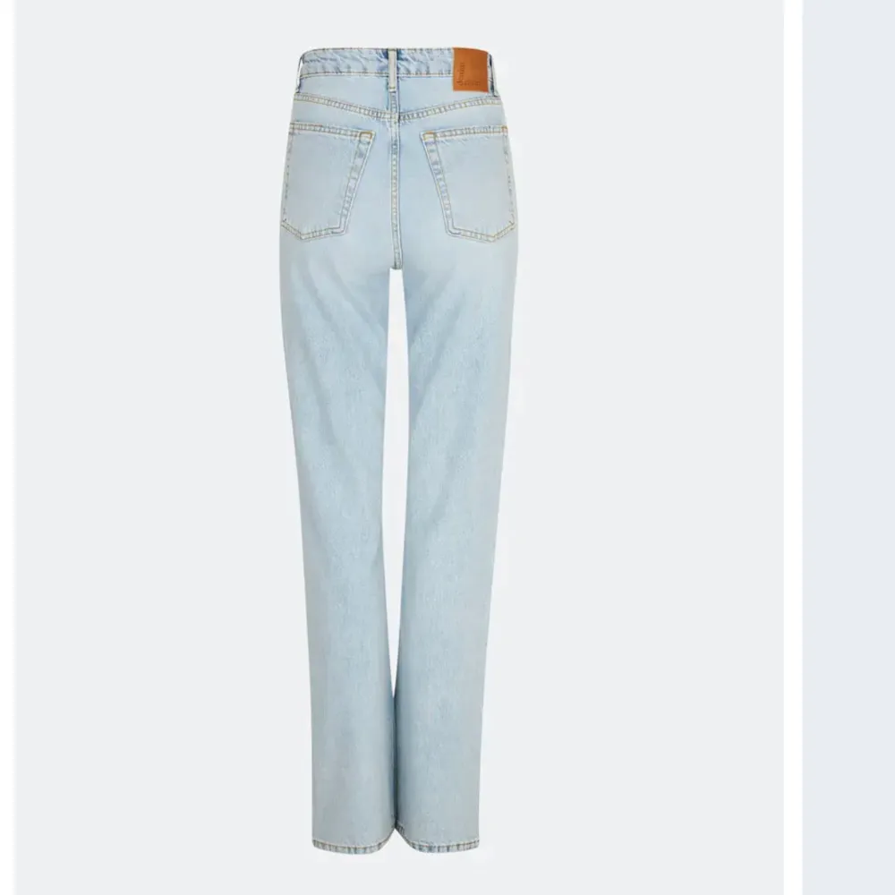 Ett par jättefina split jeans från bikbok!!🫶🙌. Jeans & Byxor.