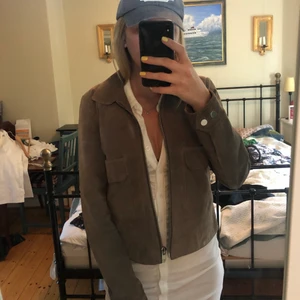 Mango mockajacka - Beige/brun mockajacka från mango i läder, så gott som oanvänd. Storlek S 