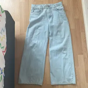 Wide leg jeans från junkyard i färgen ljus blå i storlek 31. Vid eventuella funderingar kan ni kolla på junkyard hemsida för bättre beskrivningar.