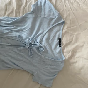 Kofta - Säljer de här super söta linnet då de inte längre kommer till användning. Köpt från zaful i storlek S och endast använt 1 gång. Nypris är 100kr. Jag säljer den för 70kr eftersom den fortfarande är i bra skick. Köparen står för frakt eller så kan vi mötas upp 💓