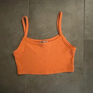 Neon-linne - Neon-linne från Madlady! Färgen framkommer inte riktigt på bilden, den är mycket mer neonfärgad i verkligheten. Hör av dig om du är intresserad så kan jag fixa bättre bilder🧡🧡