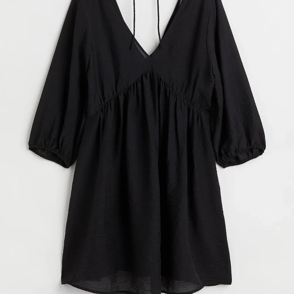 Säljer nu en svart klänning från hm, perfekt nu till sommarn när det är varmt i luften då den är gjord i ett tunt material! Andvänd en gång så som hott som ny! . Klänningar.