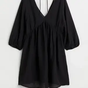 Säljer nu en svart klänning från hm, perfekt nu till sommarn när det är varmt i luften då den är gjord i ett tunt material! Andvänd en gång så som hott som ny! 