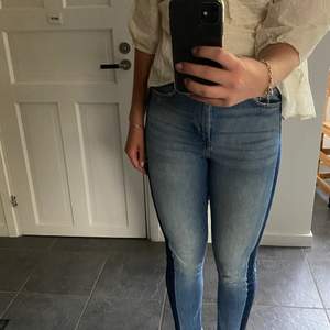 Coola jeans från Gina Tricot med en ränder som detaljer på båda sidor. Strl 38 och passar perfekt på mig som är 170. 