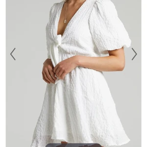 Vit klänning strl 40 - Söt oavänd klänning med lappen kvar från showpo. Köpt för 640kr eller 59.95 euro