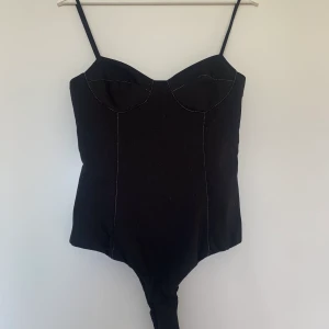 Linnebody - En linnebody från Zara med silverdetaljer. Aldrig använd, prislapp finns kvar. Köpt för 299kr. 