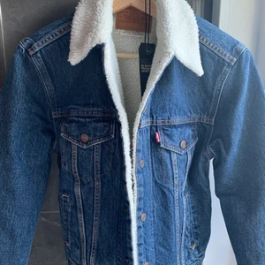 Levis höstjacka  - En jacka jag beställde online som jag aldrig använt och som jag nu bestämmer mig för att sälja. Prislappen sitter kvar än.  OBS, frakt ingår. 