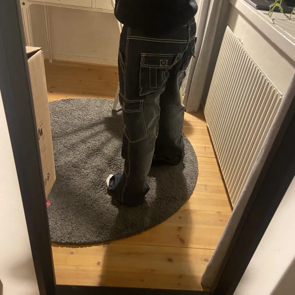 Ett par jeans jag slutat använde de är lite för stora för mig också pris kan absolut diskuteras vill bara ha ett smidigt och snabbt köp. Byxorna är också väldigt långa på mig jag är 164 om du vill ha fler bilder skriv!. Jeans & Byxor.