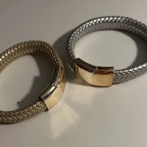 Armband  - Hej, säljer 2 armband för 600kr. I bra skick, en guld och en silver färg, för mer info skriv gärna till mig:) Priset kan diskuteras 😁 Går att mötas upp